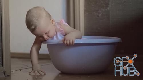 MotionArray – Baby Girl In A Round Blue Tub 871394